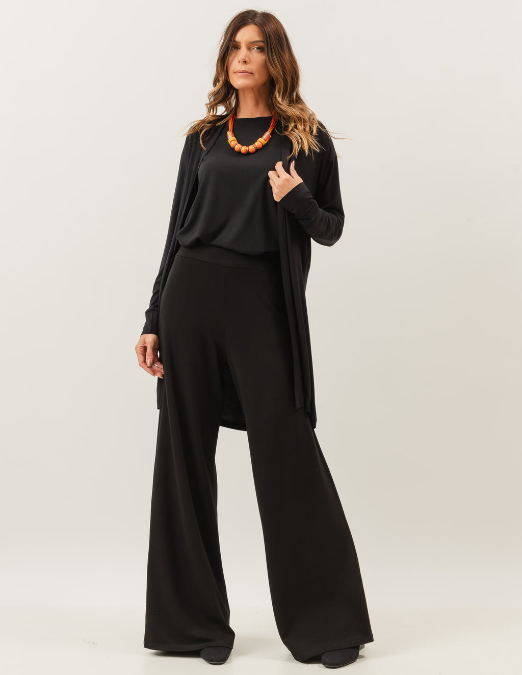 Trijunto Cardigan Longo Preto com Regata fendas preta e Calça Panamá Preta