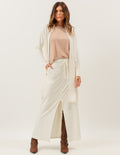 Trijunto Regata Fendas Bege com Cardigan Off White e Saia Midi Valença Off White