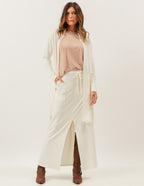 Trijunto Regata Fendas Bege com Cardigan Off White e Saia Midi Valença Off White