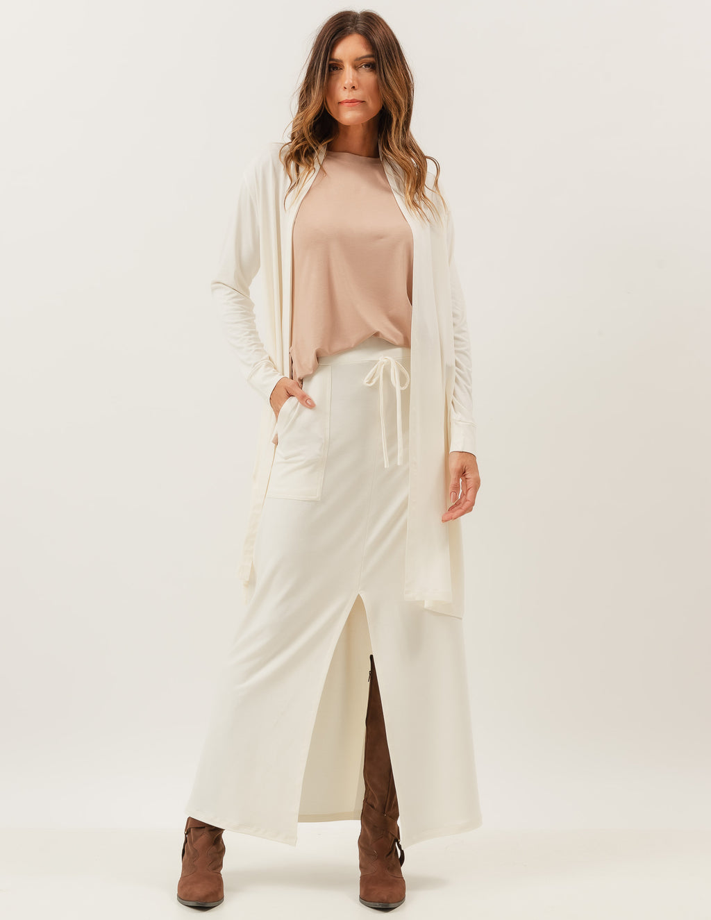 Trijunto Regata Fendas Bege com Cardigan Off White e Saia Midi Valença Off White
