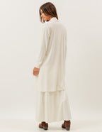 Trijunto Regata Fendas Bege com Cardigan Off White e Saia Midi Valença Off White