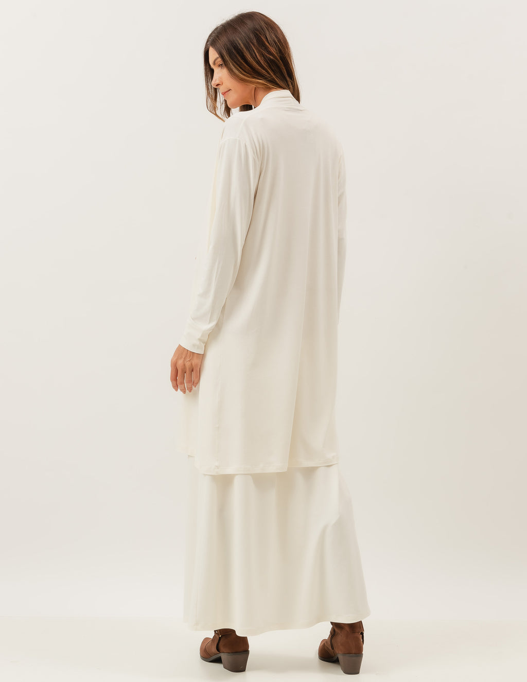 Trijunto Regata Fendas Bege com Cardigan Off White e Saia Midi Valença Off White