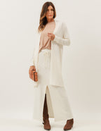 Trijunto Regata Fendas Bege com Cardigan Off White e Saia Midi Valença Off White