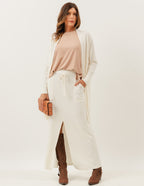 Trijunto Regata Fendas Bege com Cardigan Off White e Saia Midi Valença Off White