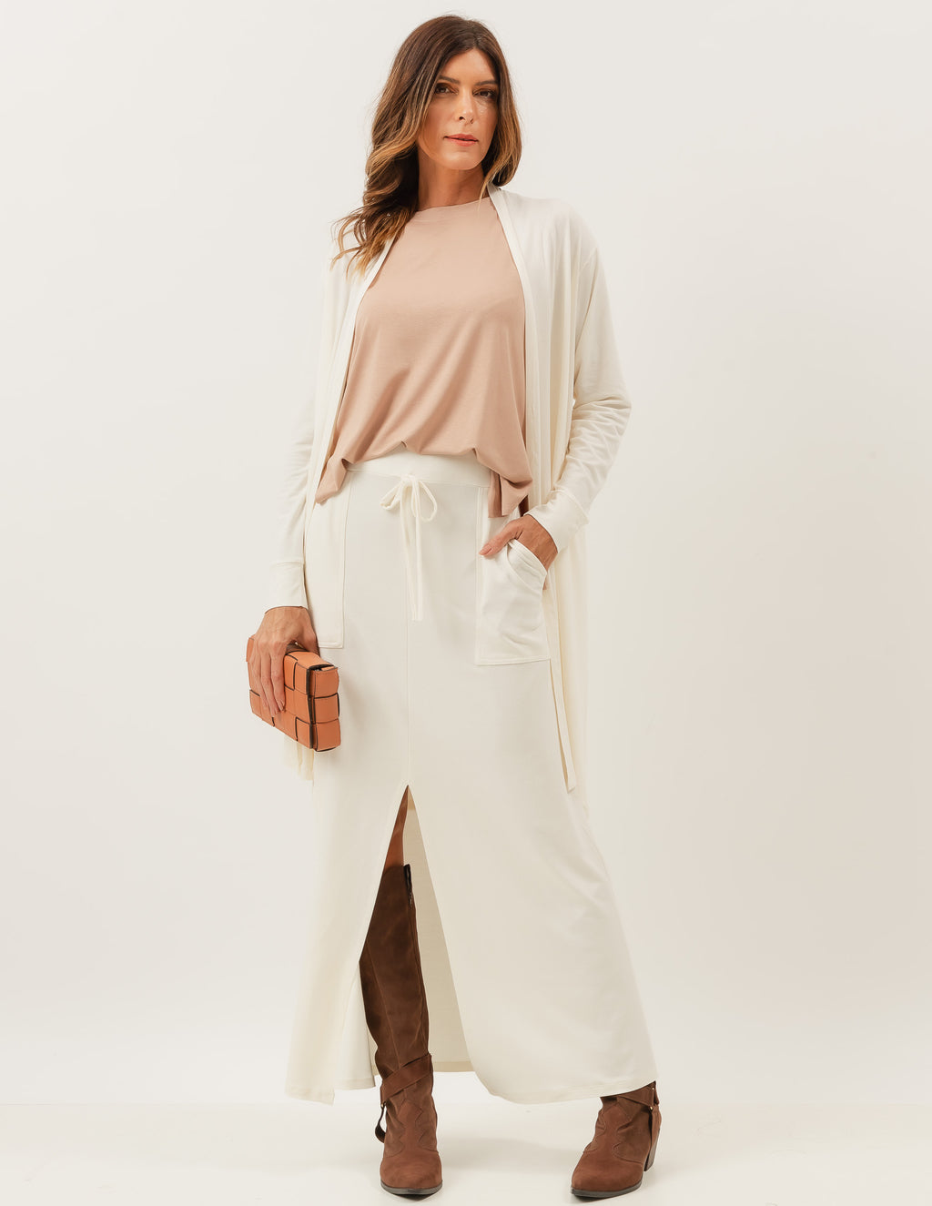 Trijunto Regata Fendas Bege com Cardigan Off White e Saia Midi Valença Off White