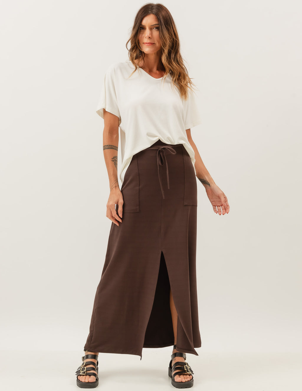 Conjunto Blusa Maria Off White e Saia Midi Valença Marrom
