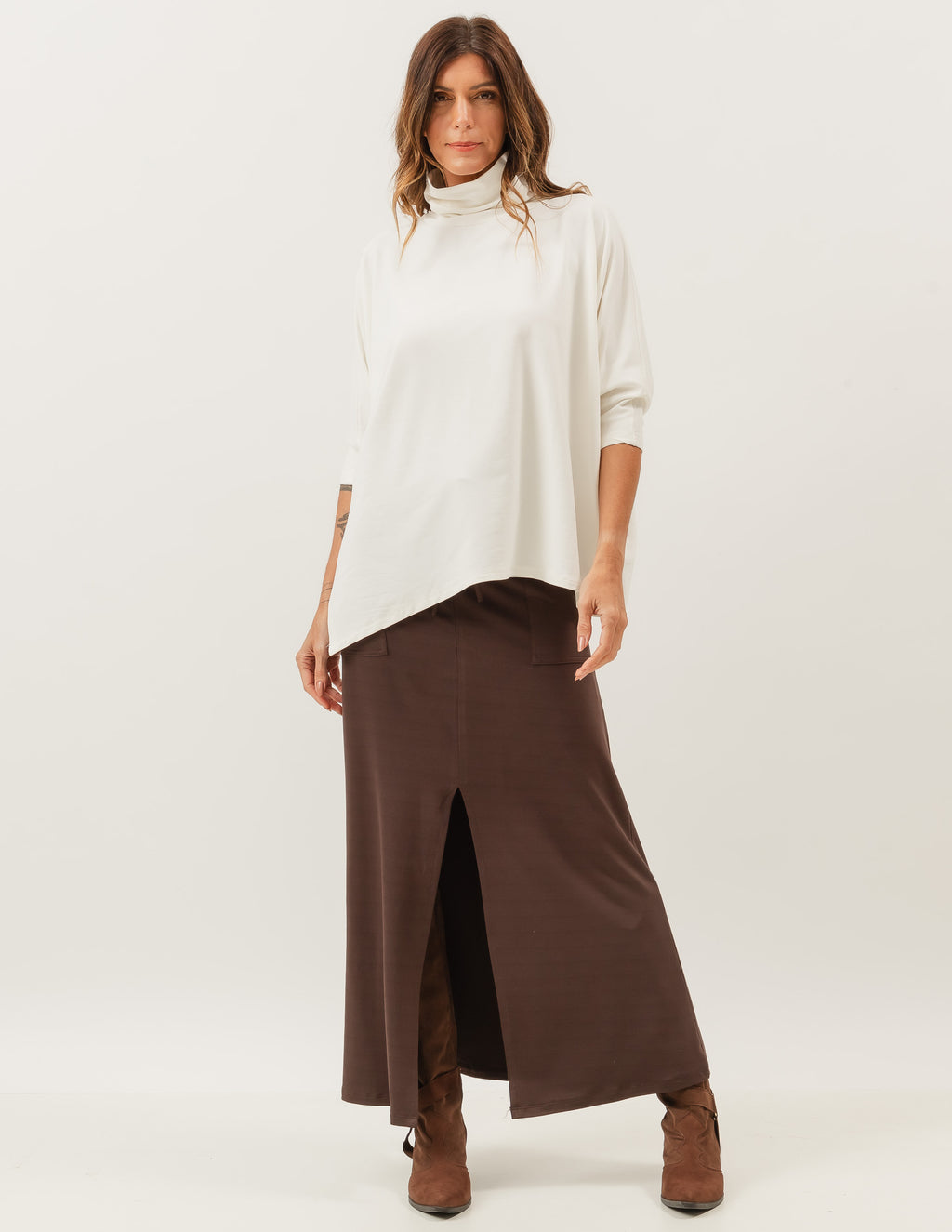Conjunto Blusa Valença Off White e Saia Midi Valença Marrom