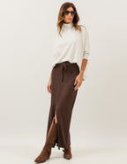 Conjunto Blusa Valença Off White e Saia Midi Valença Marrom