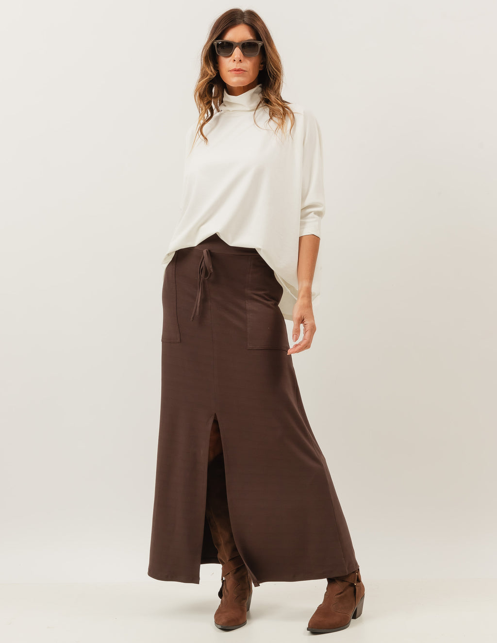 Conjunto Blusa Valença Off White e Saia Midi Valença Marrom