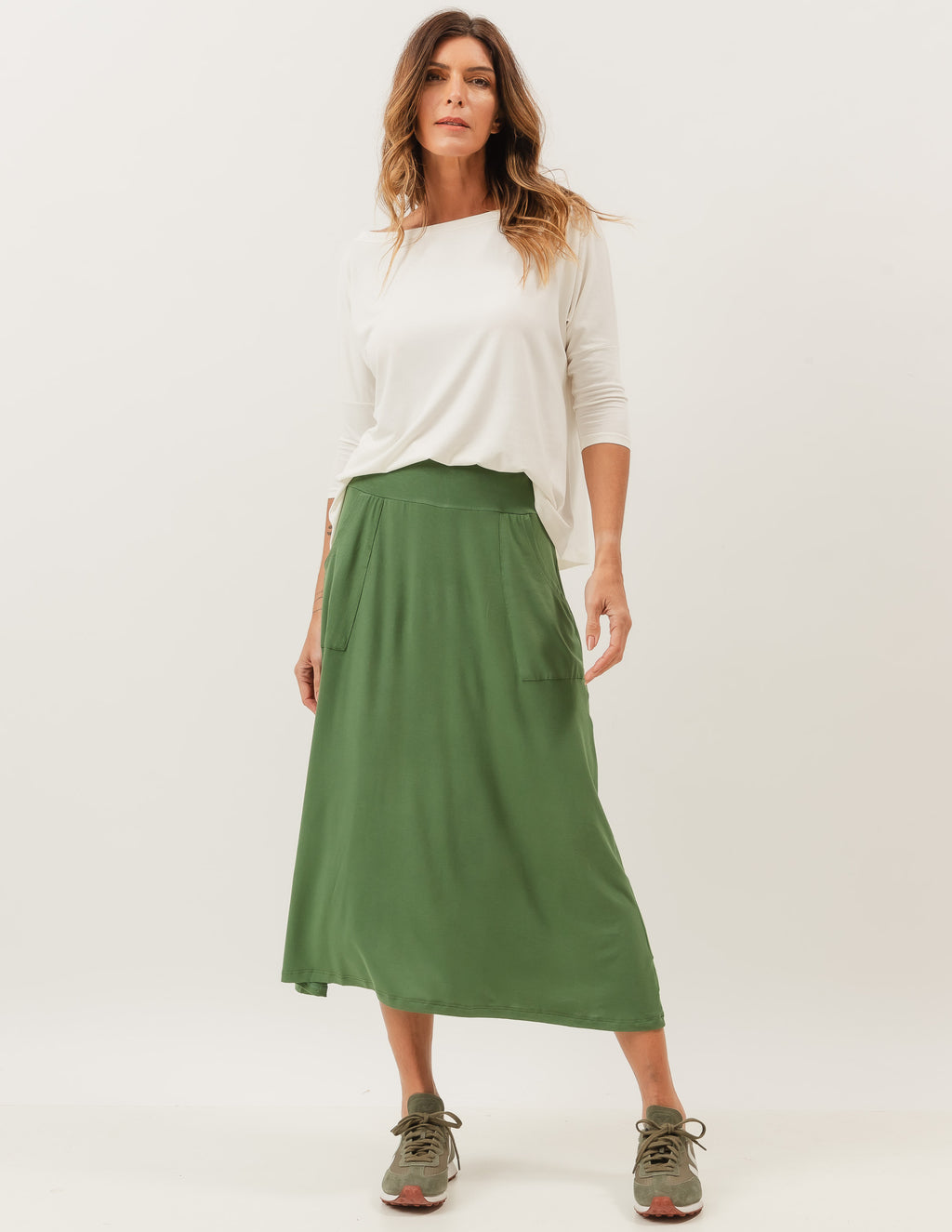 Conjunto Blusa Gola Careca Off White e Saia Midi Atenas Verde Militar