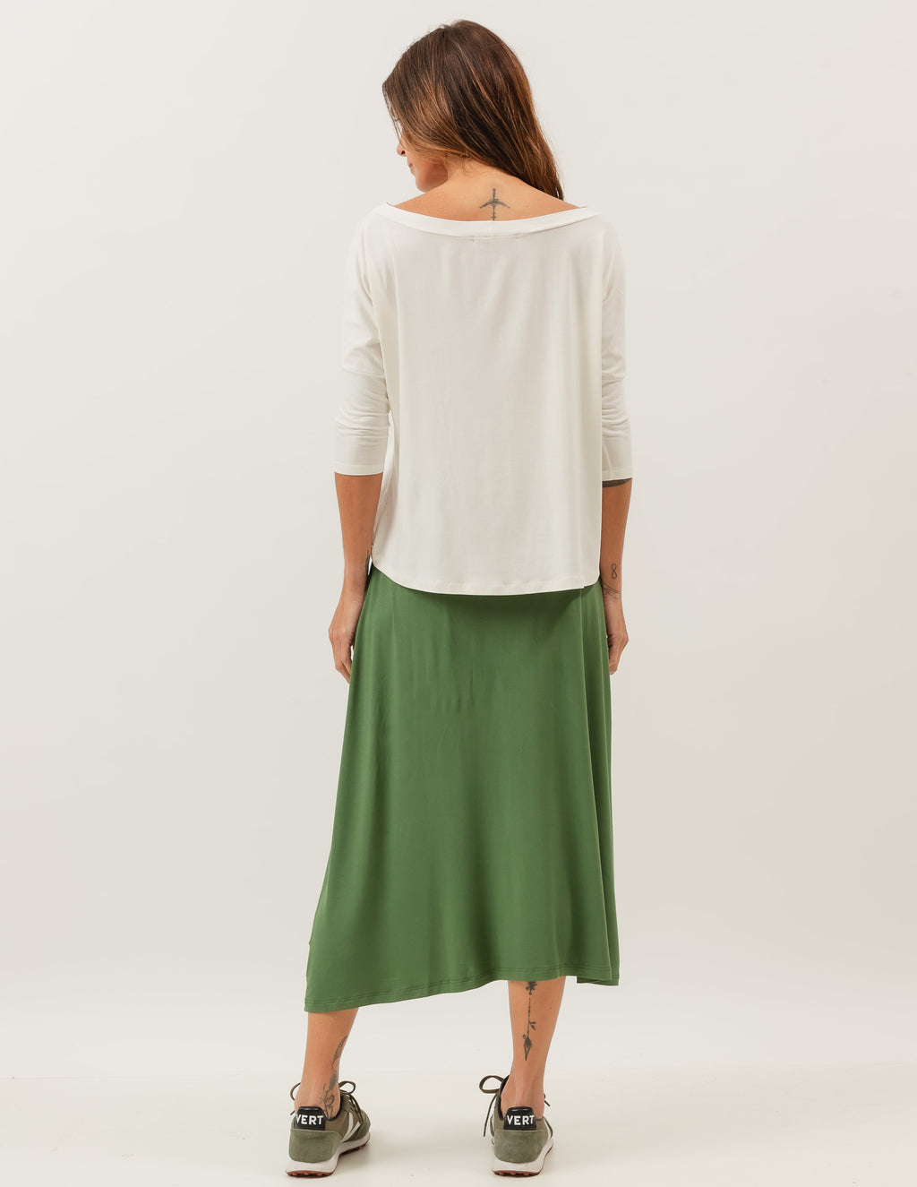 Conjunto Blusa Gola Careca Off White e Saia Midi Atenas Verde Militar