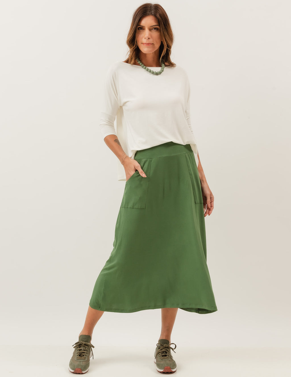 Conjunto Blusa Gola Careca Off White e Saia Midi Atenas Verde Militar