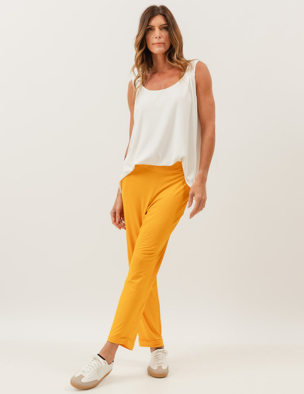 Regata Atenas Off White e Calça Paris Mostarda