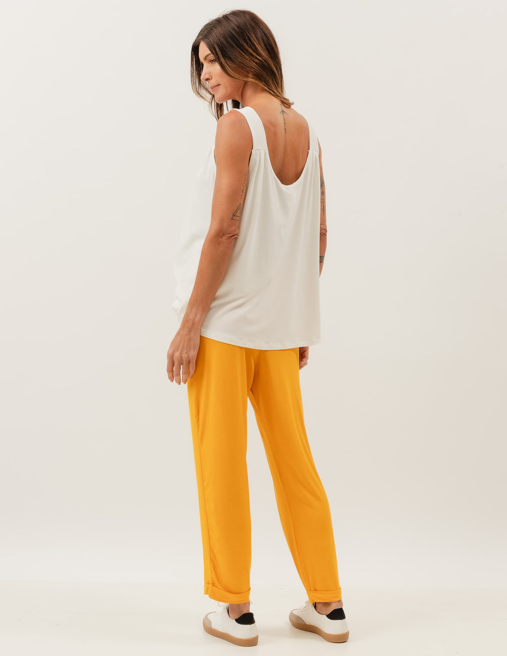 Regata Atenas Off White e Calça Paris Mostarda