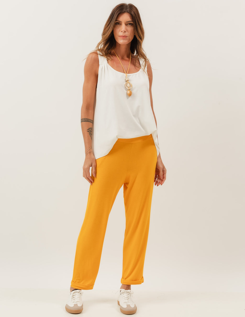 Regata Atenas Off White e Calça Paris Mostarda