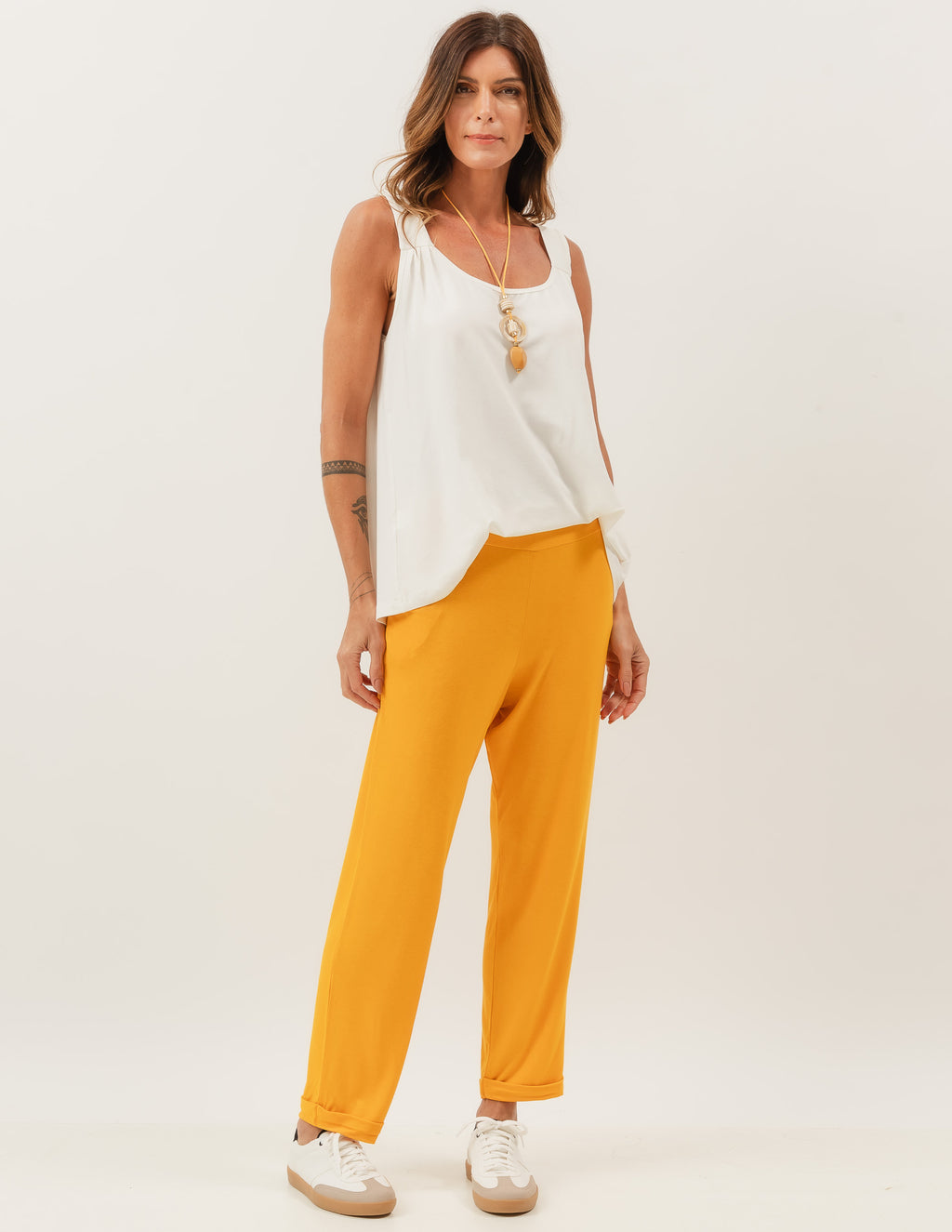 Regata Atenas Off White e Calça Paris Mostarda