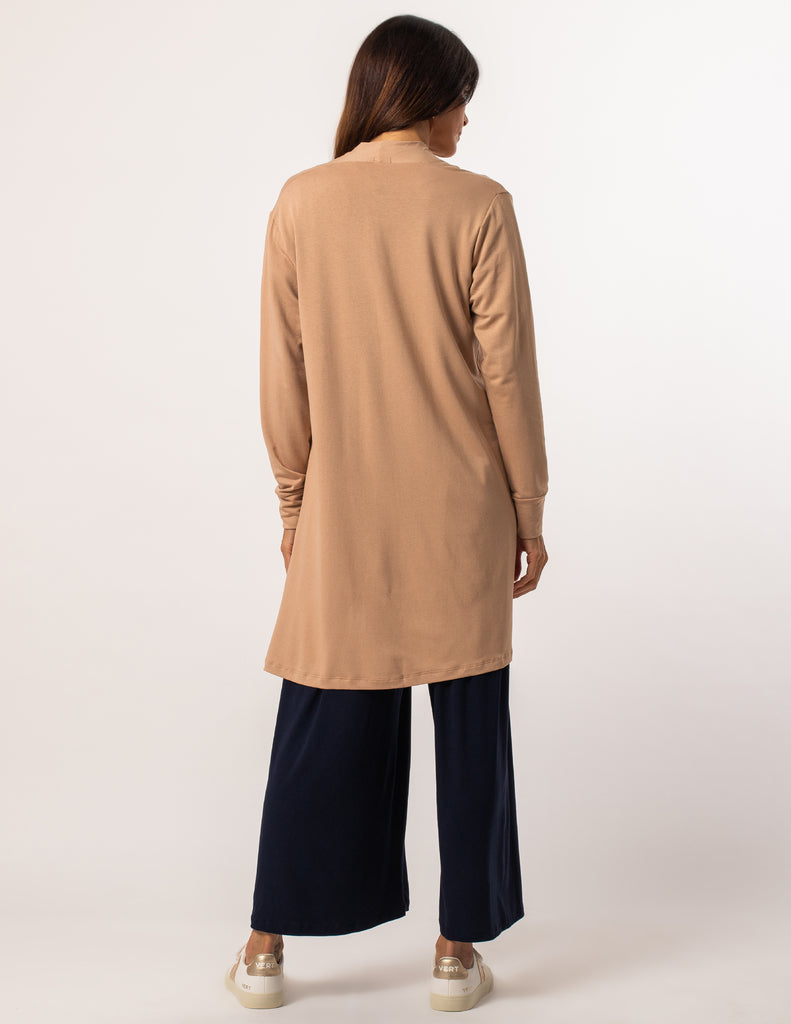 Conjunto regata fendas marinho calça vera preta e cardigan bege