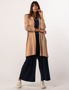 Conjunto regata fendas marinho calça vera preta e cardigan bege
