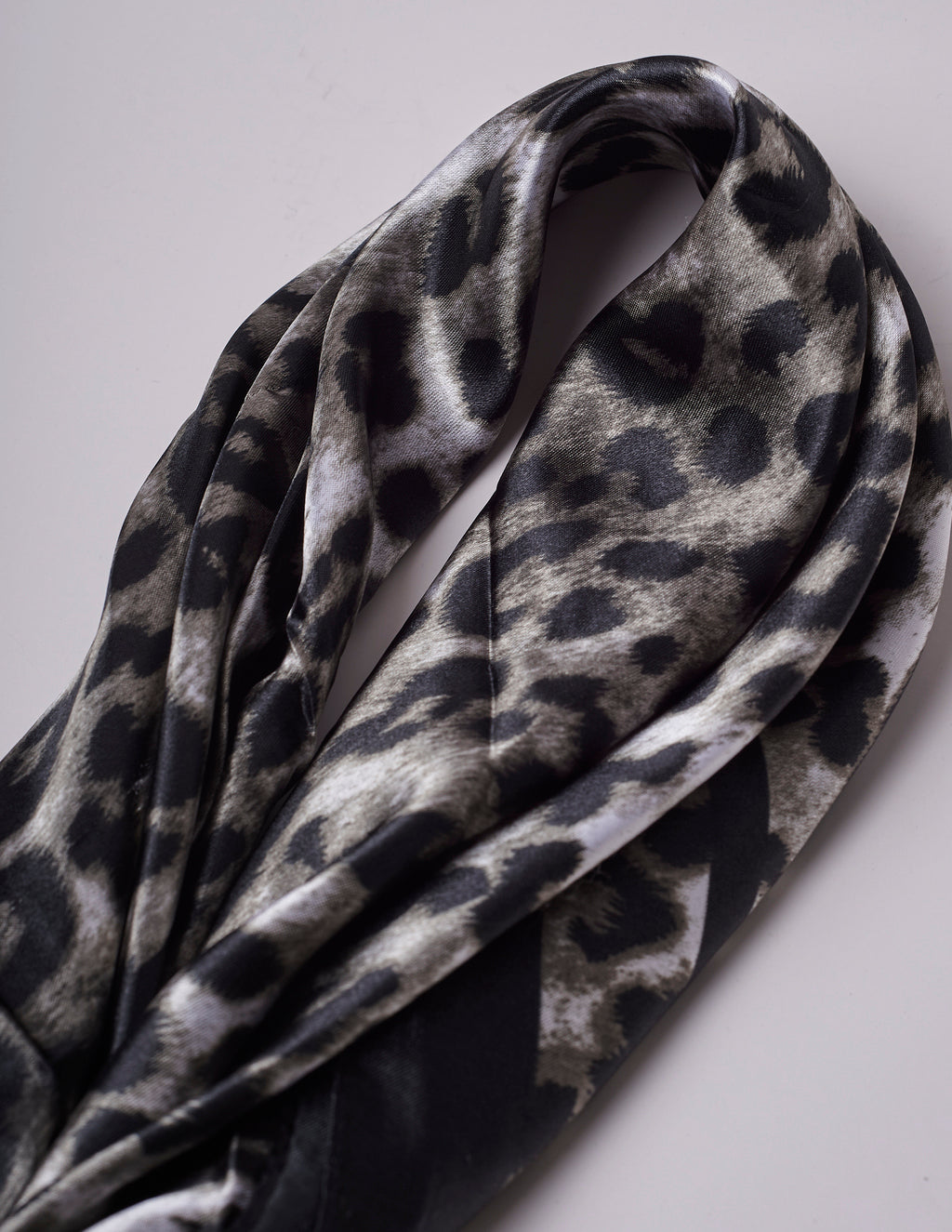 Lenço Estampado Animal Print P&B