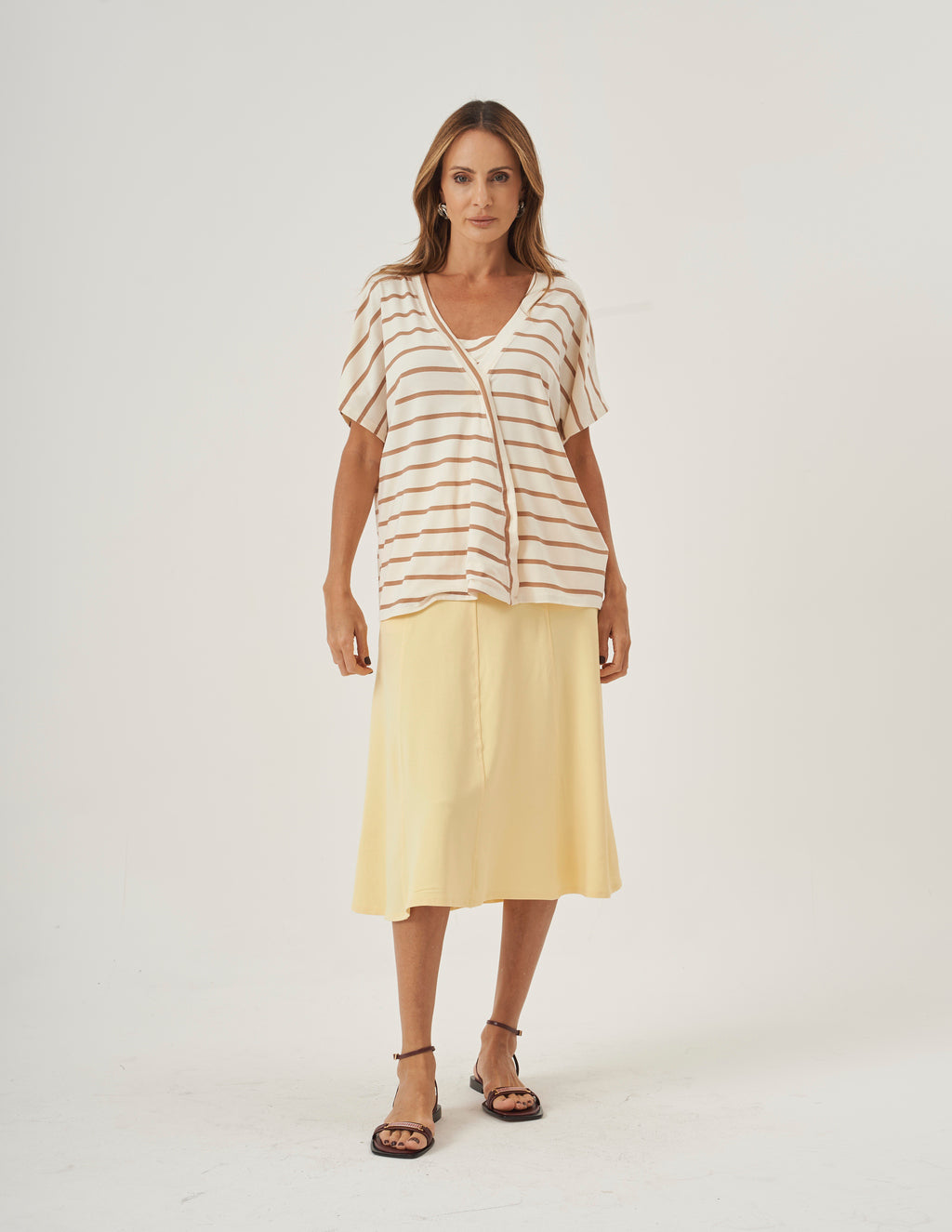 Conjunto Blusa Transpassada Listrada Bege e Saia Alessia Amarelo Manteiga