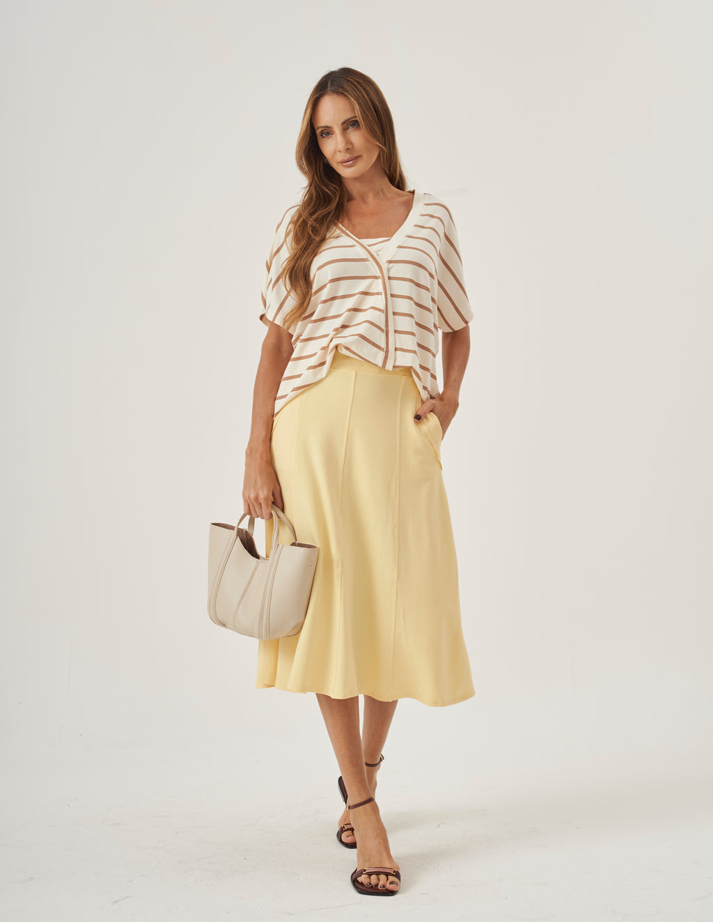 Conjunto Blusa Transpassada Listrada Bege e Saia Alessia Amarelo Manteiga
