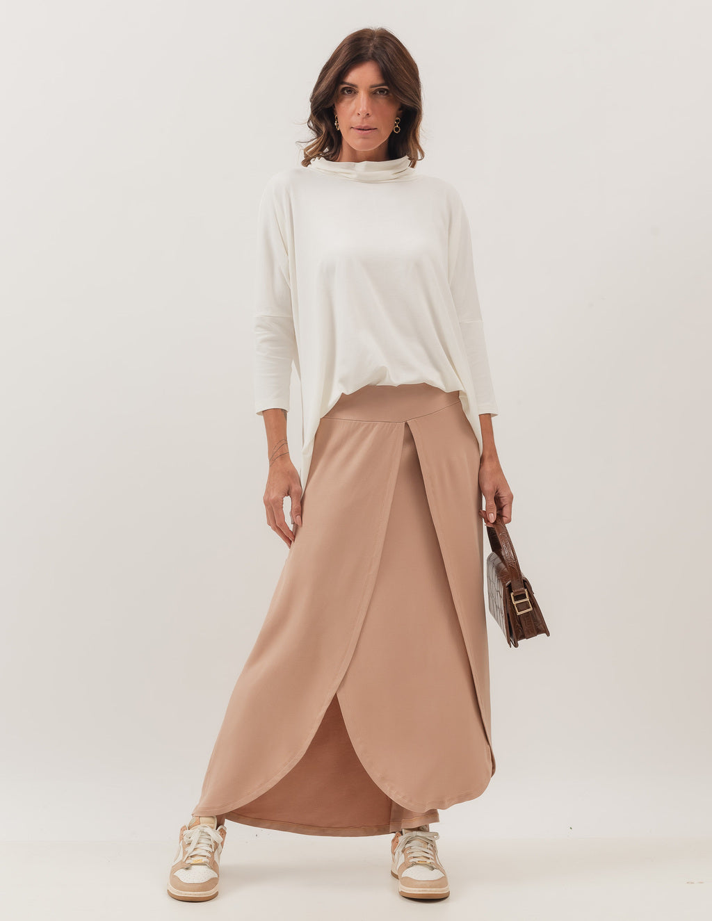 Conjunto Blusa Gola Boba Off White e Saia Elba Bege
