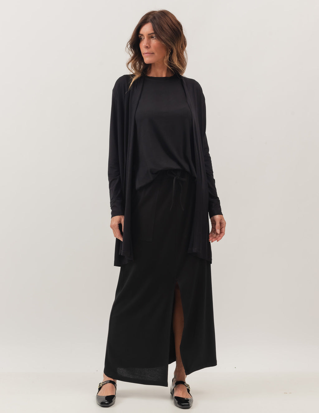 Trijunto Cardigan Preto Regata Fendas e Saia Midi Valença Preta