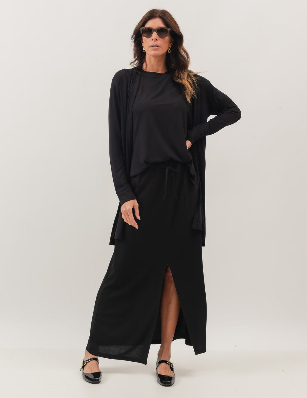 Trijunto Cardigan Preto Regata Fendas e Saia Midi Valença Preta