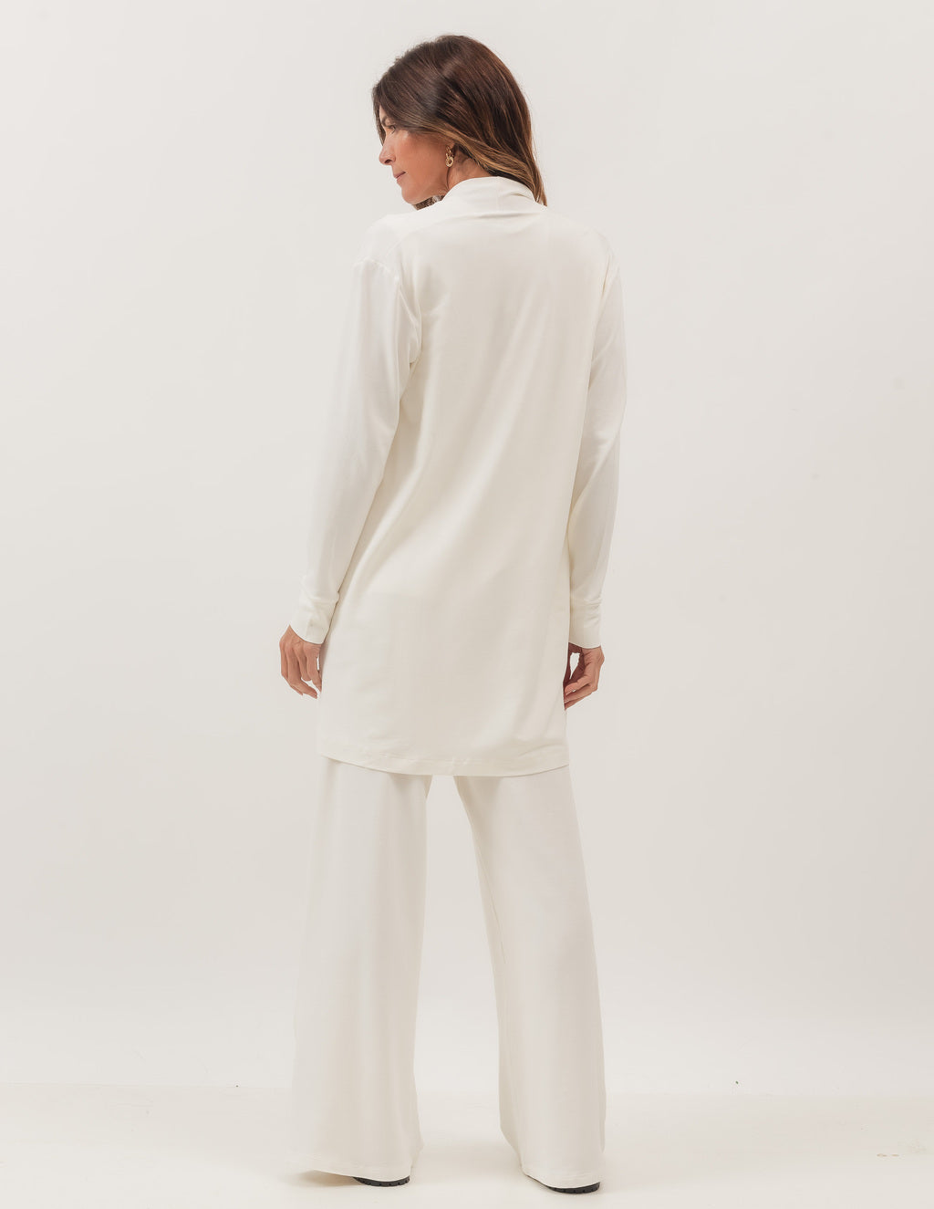 Trijunto Cardigan Barbara Off White com Regata Fendas Off White e Calça Panama Off White