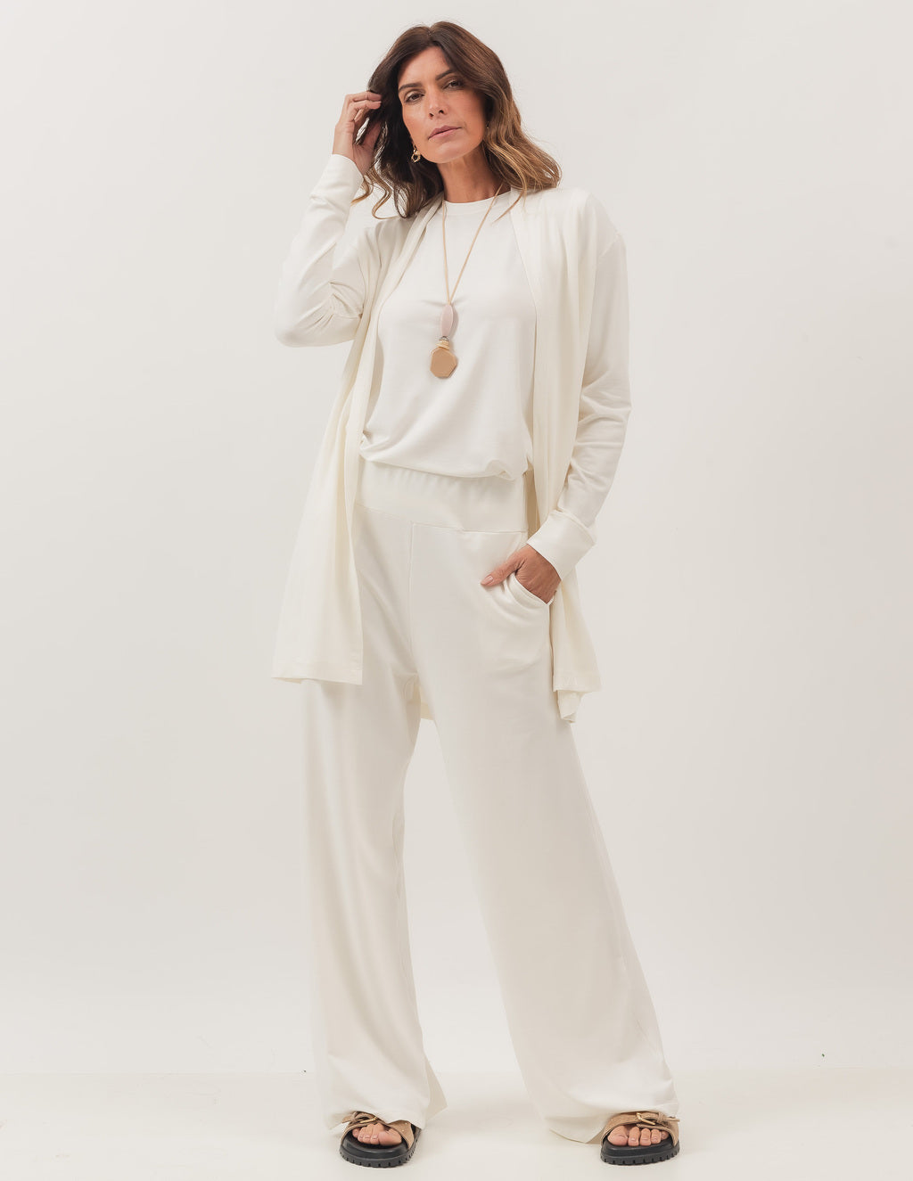 Trijunto Cardigan Barbara Off White com Regata Fendas Off White e Calça Panama Off White