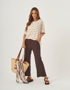Conjunto Blusa Elisa Listras Mocha Mousse e Calça Elisa Marrom