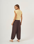 Conjunto Blusa Alessia Amarelo Manteiga e Calça Aladin Marrom