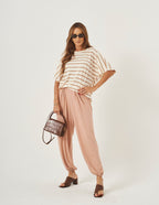 Conjunto Blusa Elisa Listras Mocha Mousse e Calça Aladin Bege