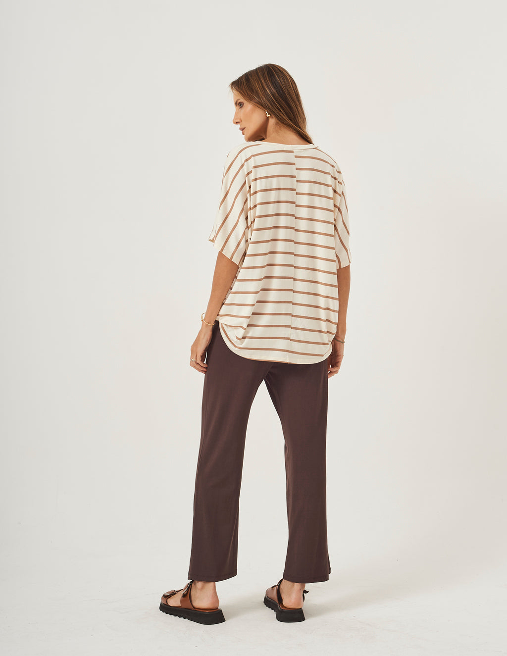 Conjunto Blusa Elisa Listras Mocha Mousse e Calça Elisa Marrom