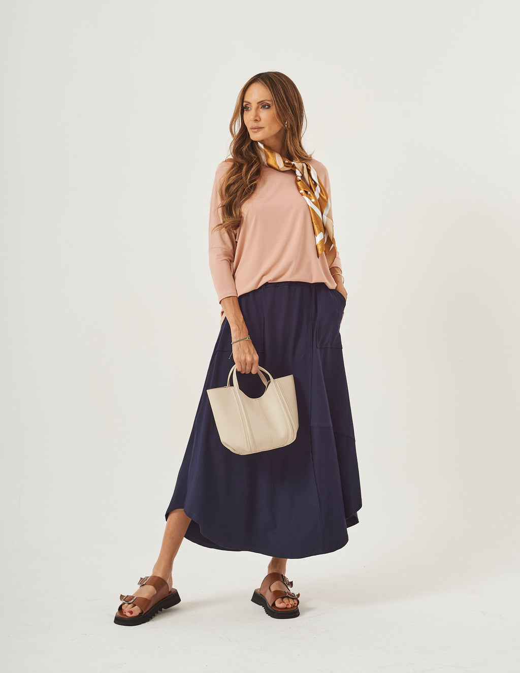 Conjunto Blusa Eva Bege e Saia Emma Azul Marinho