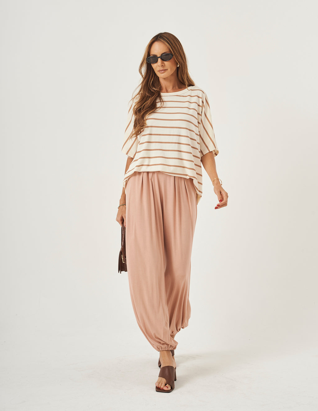 Conjunto Blusa Elisa Listras Mocha Mousse e Calça Aladin Bege