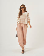 Conjunto Blusa Elisa Listras Mocha Mousse e Calça Aladin Bege
