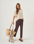 Conjunto Blusa Elisa Listras Mocha Mousse e Calça Elisa Marrom