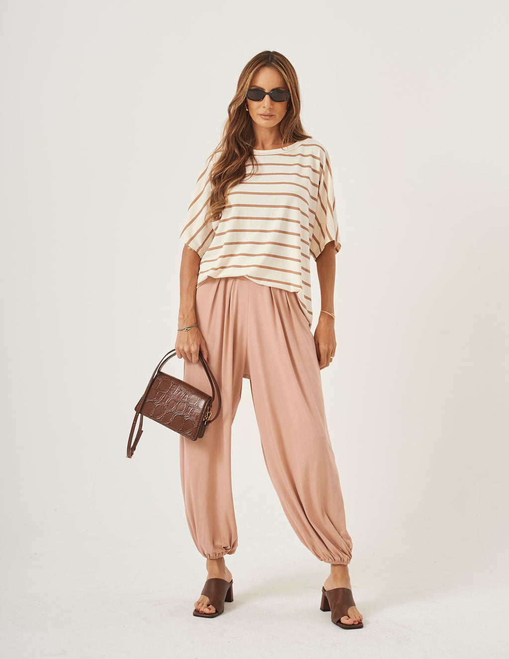 Conjunto Blusa Elisa Listras Mocha Mousse e Calça Aladin Bege