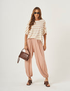 Conjunto Blusa Elisa Listras Mocha Mousse e Calça Aladin Bege