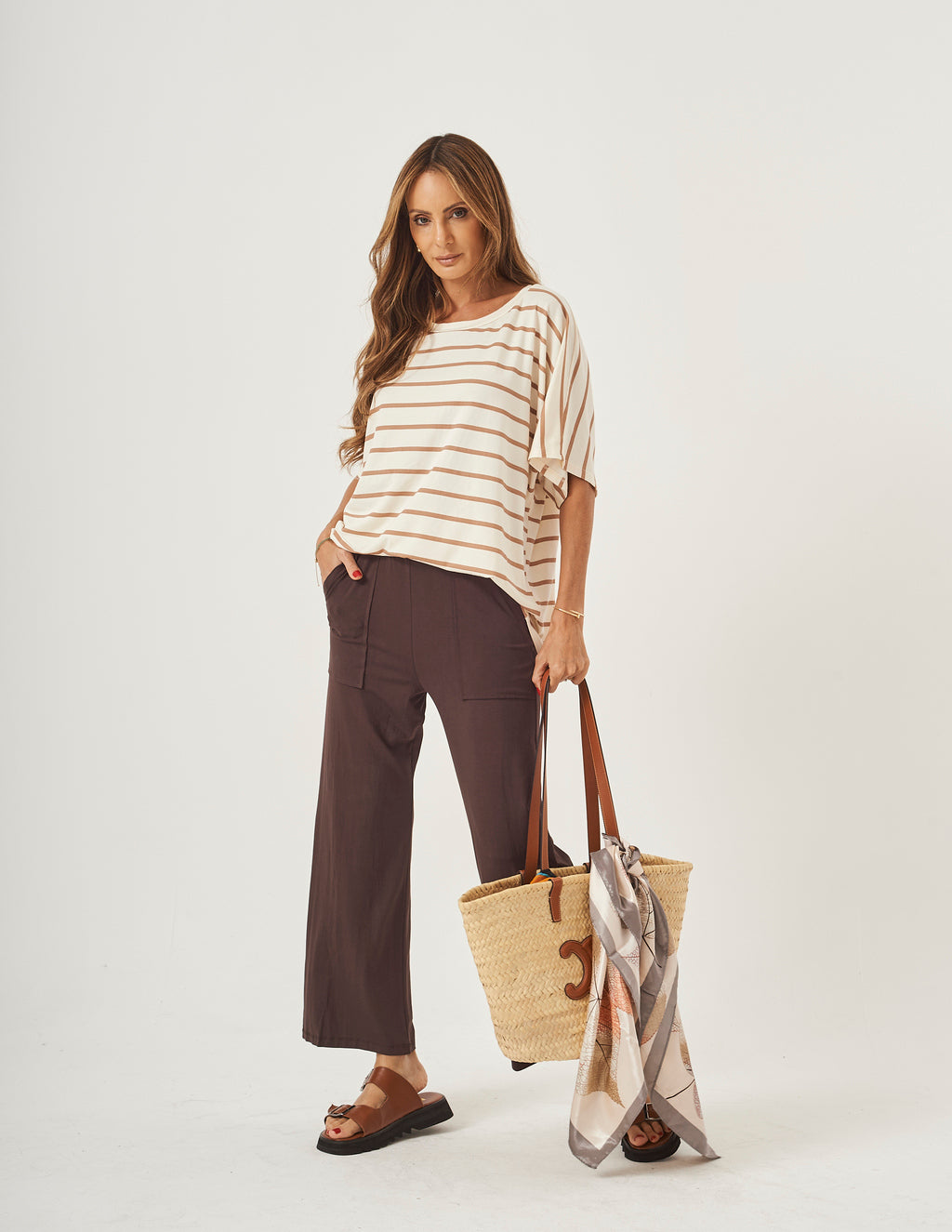 Conjunto Blusa Elisa Listras Mocha Mousse e Calça Elisa Marrom