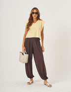 Conjunto Blusa Alessia Amarelo Manteiga e Calça Aladin Marrom