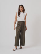 Conjunto Regata Fendas Off white e Calça Vera Verde Militar Canelada