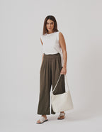 Conjunto Regata Fendas Off white e Calça Vera Verde Militar Canelada