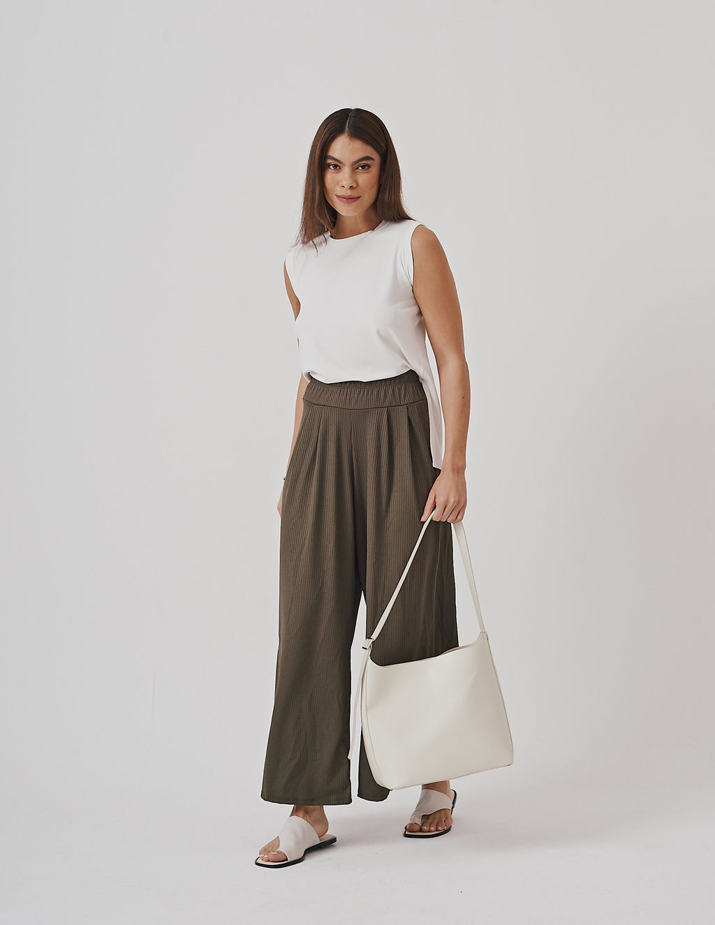 Conjunto Regata Fendas Off white e Calça Vera Verde Militar
