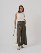 Conjunto Regata Fendas Off white e Calça Vera Verde Militar Canelada