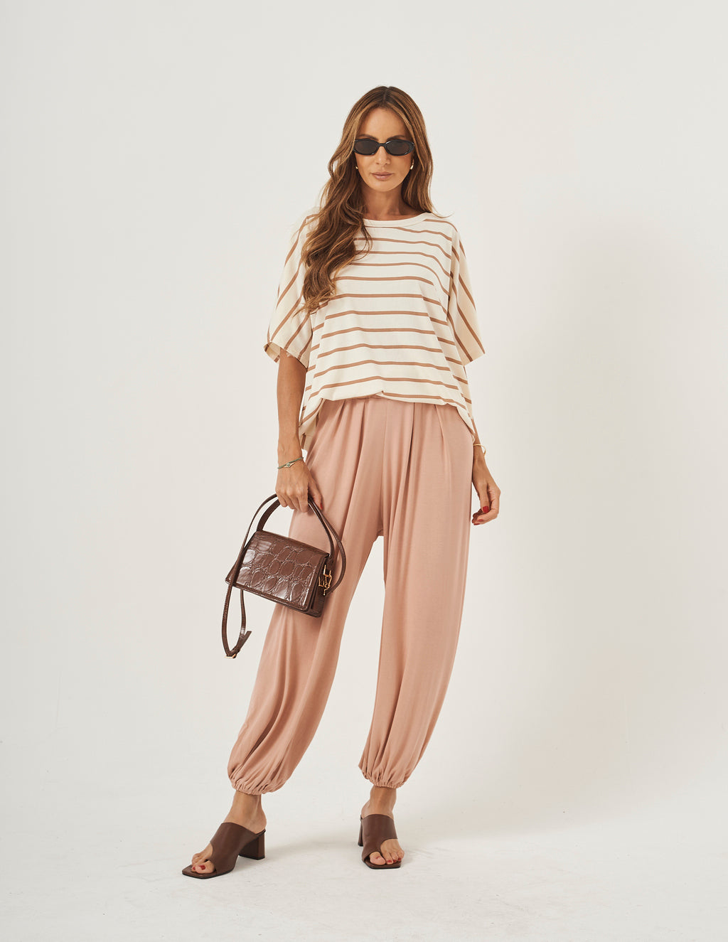 Conjunto Blusa Elisa Listras Mocha Mousse e Calça Aladin Bege