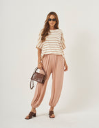 Conjunto Blusa Elisa Listras Mocha Mousse e Calça Aladin Bege