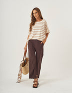 Conjunto Blusa Elisa Listras Mocha Mousse e Calça Elisa Marrom