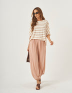 Conjunto Blusa Elisa Listras Mocha Mousse e Calça Aladin Bege